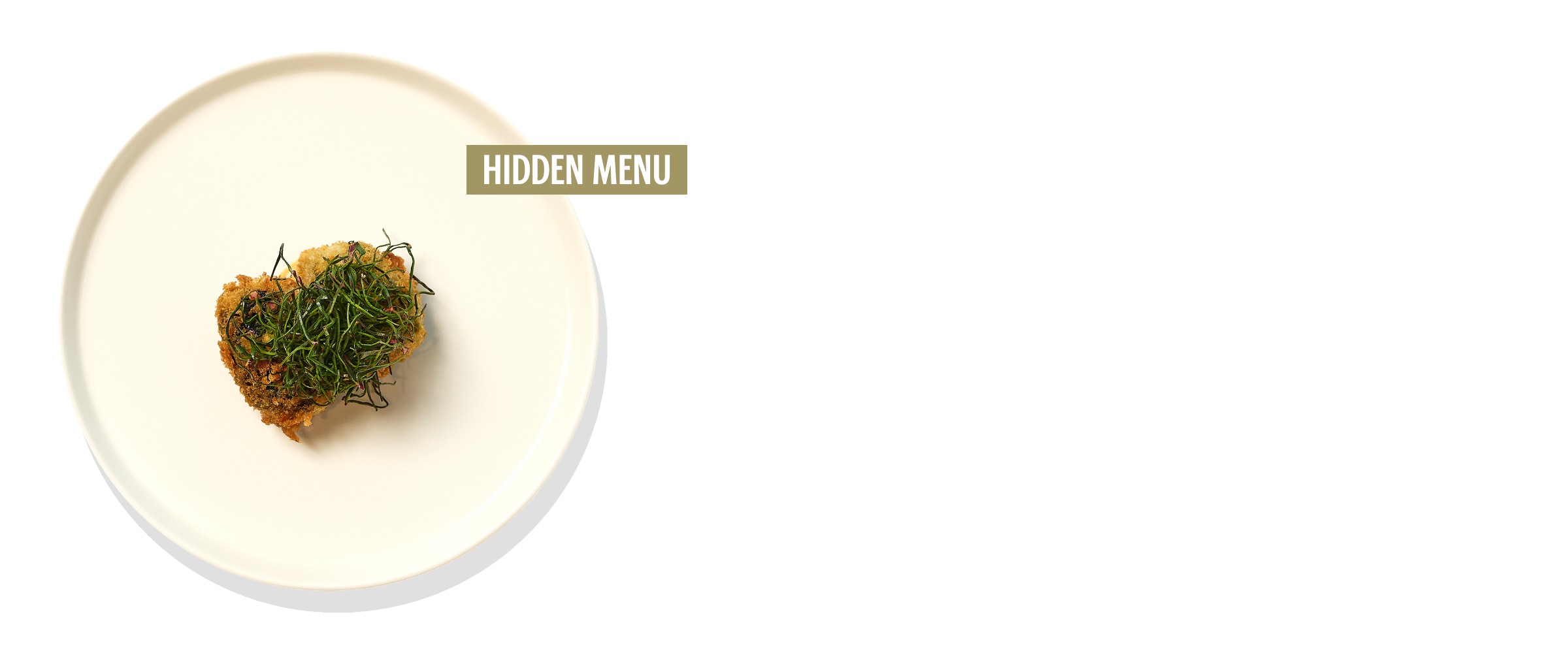 히든 메뉴로 하얀 접시에 하트 모양 음식 위에 각종 식재료로 만들어진 미스터리 음식이 있습니다