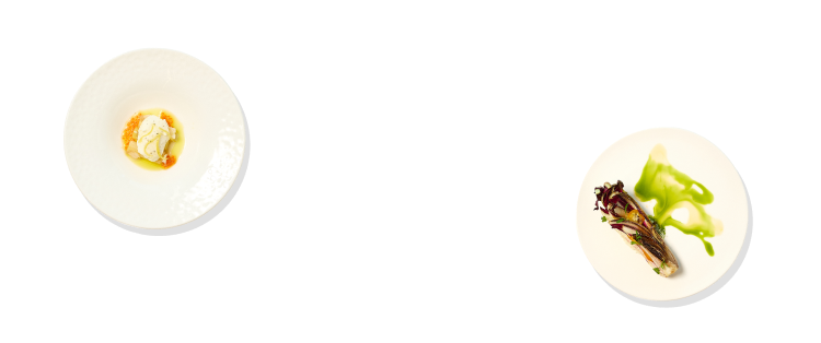 두 개의 접시에 각각 대파와 치즈, 타르디보와 치즈 메뉴가 예쁘게 플레이팅 되어 담겨 있습니다