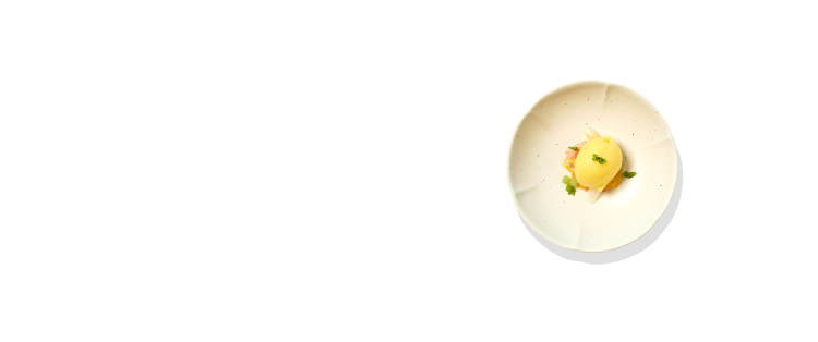 볼수감과 시트러스 디저트 메뉴가 하얀 접시에 플레이팅 되어 있습니다