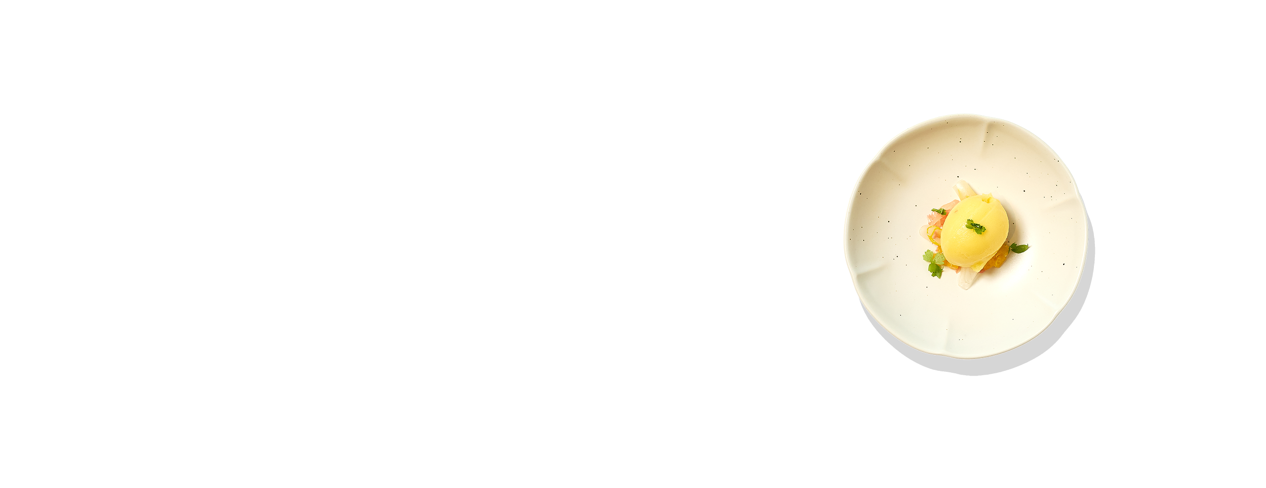 볼수감과 시트러스 디저트 메뉴가 하얀 접시에 플레이팅 되어 있습니다