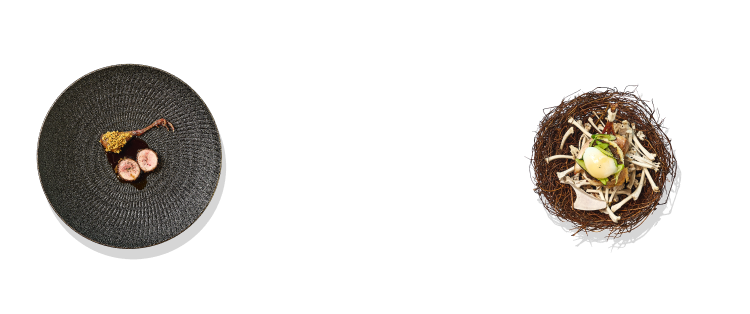 메인 디쉬 주 재료인 메추리로 요리한 결과물이 검은 빗살무늬 접시 위와, 메추리 둥지 모양 그릇에 담겨 있습니다