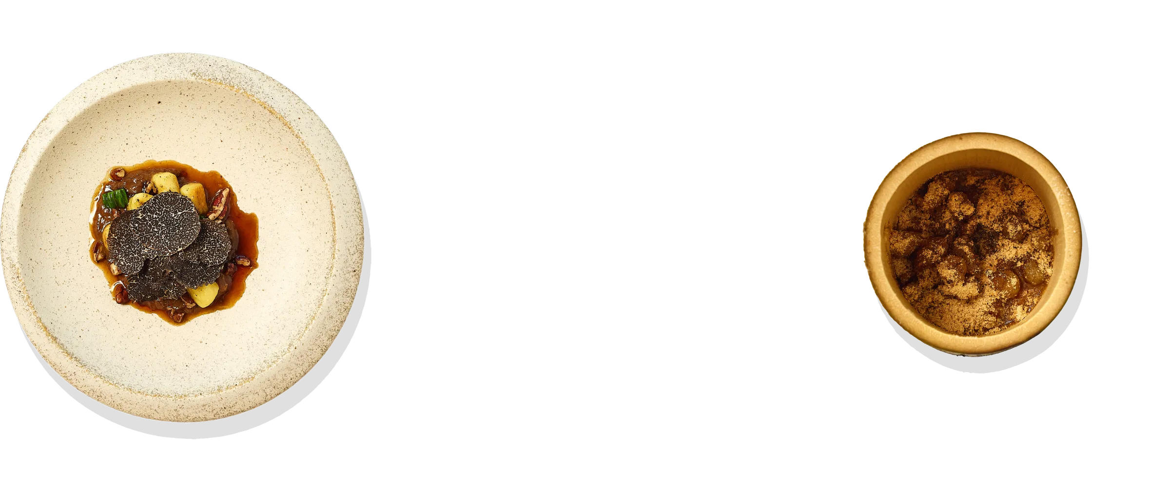 파스타 메뉴로 소꼬리와 피칸이 담긴 접시와, 까바델리와 감자가 담긴 접시가 있습니다