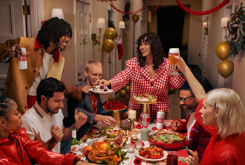 스텔라 아르투아 잔으로 건배하는 사람들