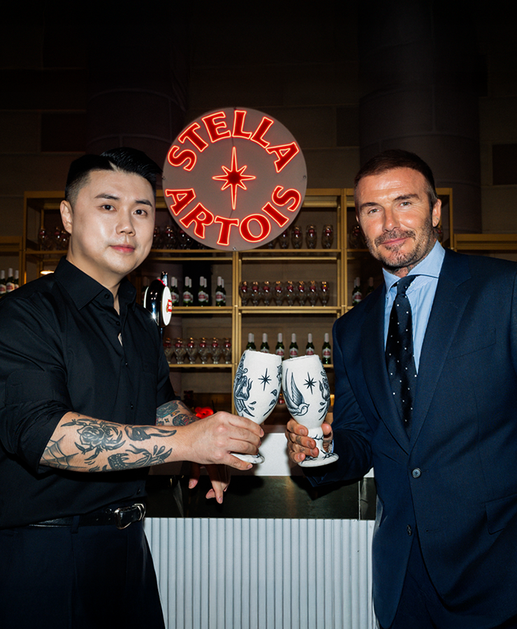 스텔라 아르투아 Let's Do Dinner 행사에서 만난 베컴과 권성준 쉐프가 챌리스 에디션 잔을 맞대어 건배를 하고 있습니다.