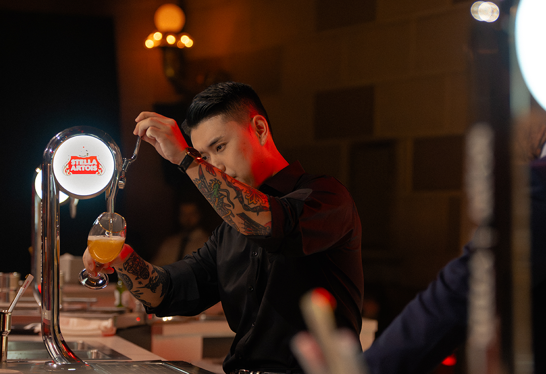 스텔라 아르투아 Let's Do Dinner 행사에서 권성중 쉐프가 챌리스잔에 생맥주를 채우고 있습니다.