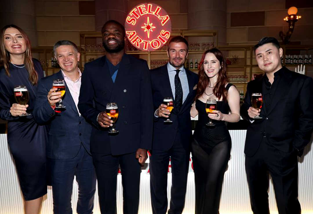 스텔라 아르투아 Let's Do Dinner 참여한 베컴과 권성준 쉐프, 인물들이 챌스리 잔에 생맥주를 채운 후 사진을 찍고 있습니다.