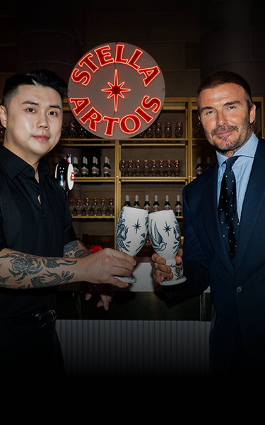 스텔라 아르투아 Let's Do Dinner 행사에서 권성준 쉐프와 데이비드 베컴 경이 스페셜 챌리스잔을 들고 건배를 하고 있습니다.