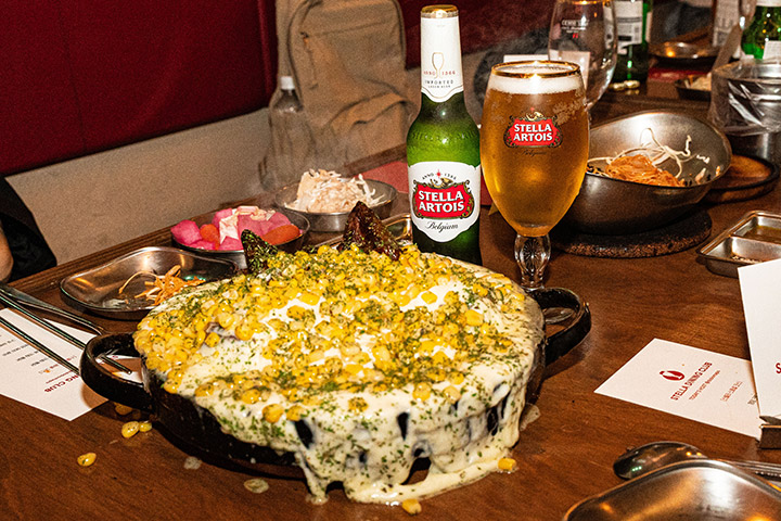 셰프가 고급 요리를 서빙하는 장면