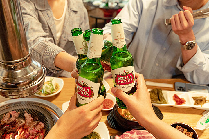 스텔라 다이닝 클럽의 세련된 다이닝 룸