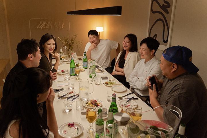 다이닝 클럽 손님 그룹 사진