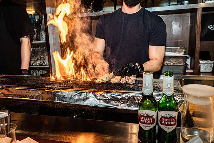 스텔라 아르투아와 함께 식사를 즐기는 손님들