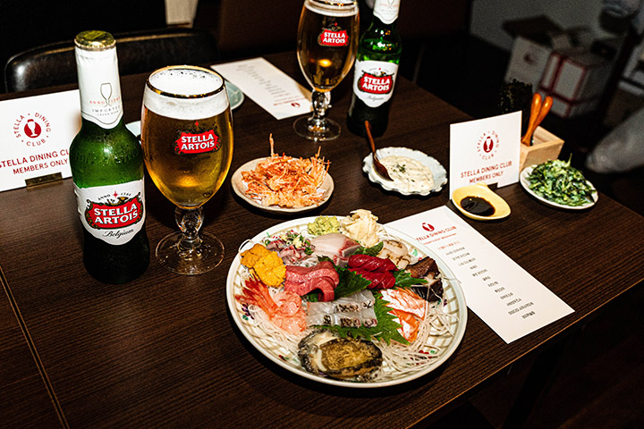 은은한 조명 아래 식사하는 커플