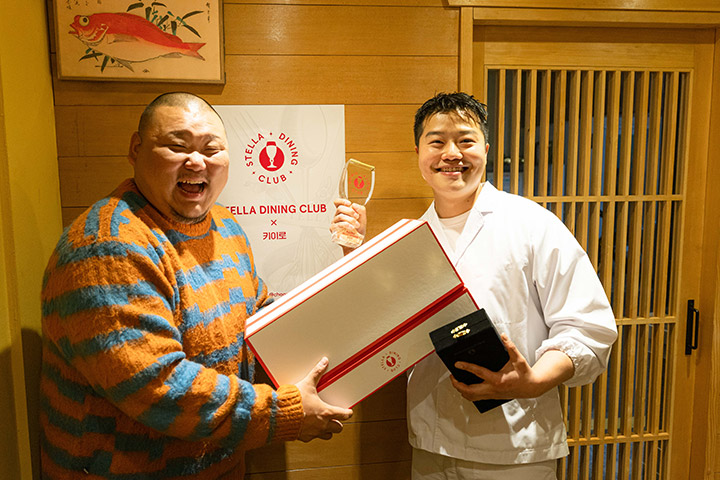 스텔라 아르투아를 따르는 장면