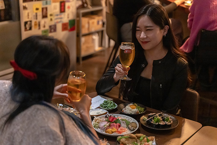 맥주를 서빙하는 장면