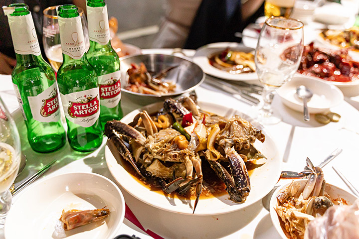 스텔라 다이닝 클럽 테이블 세팅