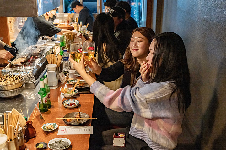 스텔라 아르투아 잔을 들고 건배하는 순간