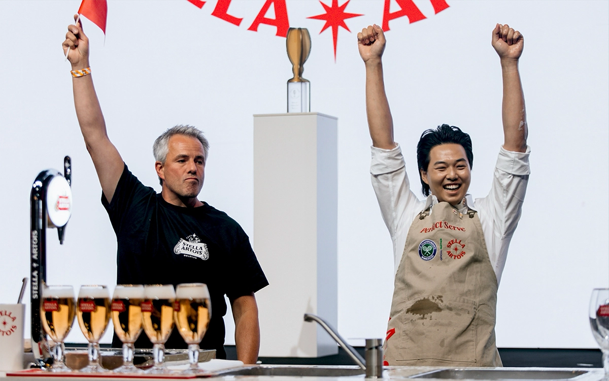 스텔라 아르투아 퍼펙트 서브 어워즈에서 드라우트 마스터인 조영준이 승리 포즈를 취하고 있습니다.