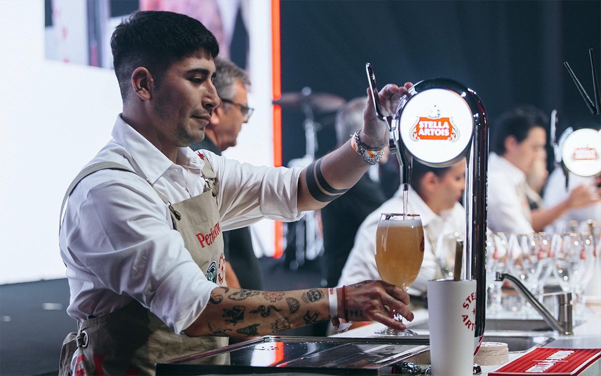 스텔라 아르투아 2025 퍼펙트 서브 어워즈에 현장으로 외국인 대표가 챌리스 잔에 맥주를 따르고 있습니다.