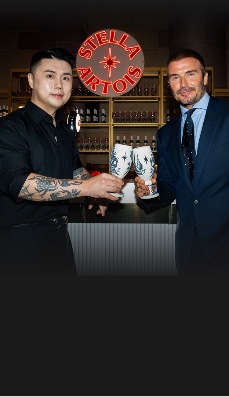 스텔라 아르투아 Let's Do Dinner 행사에서 권성준 쉐프와 데이비드 베컴 경이 스페셜 챌리스잔을 들고 건배를 하고 있습니다.