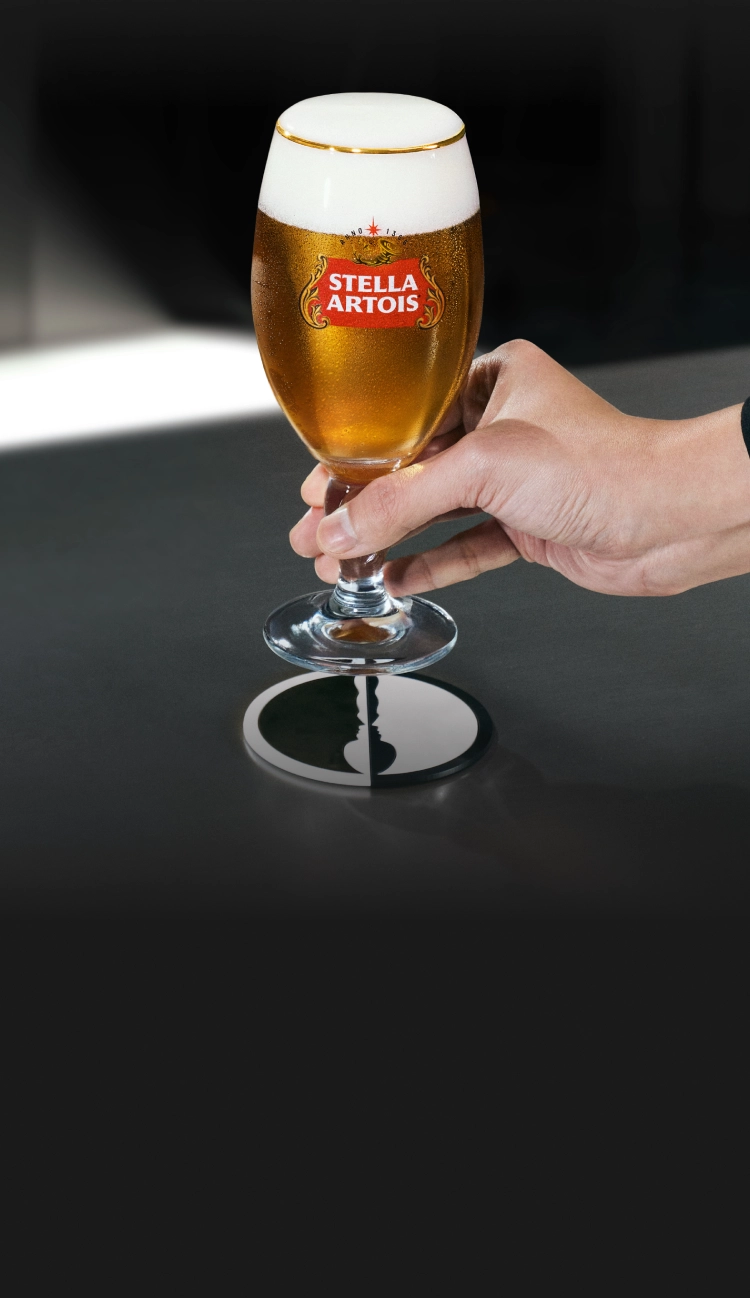 스텔라 아르투아 캠페인 The Star Standard 에 엠버서더로 발탁된 권성준 셰프가 챌리스잔에 담긴 생맥주를 마시고 있습니다.