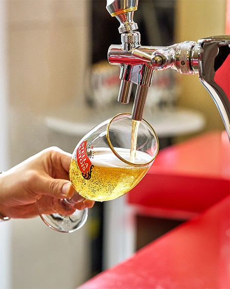 스텔라 아르투아 챌리스 잔에 생맥주를 채우고 있습니다