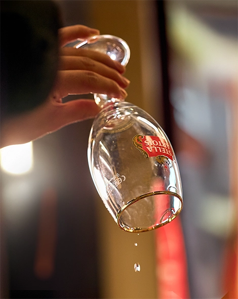 스텔라 아르투아 생맥주 전용 잔인 챌리스 잔을 물로 헹군 후 물기를 털고 있습니다.