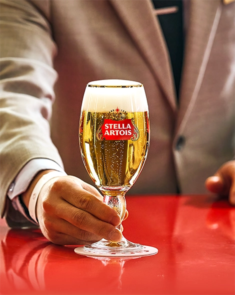 스텔라 아르투아 2개의 잔에 생맥주가 채워져 있으며 서로 부딪히고 있습니다.