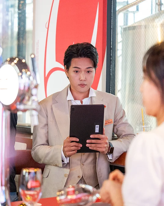 아이패드를 들고 심사 점수를 기록하는 심사위원의 모습