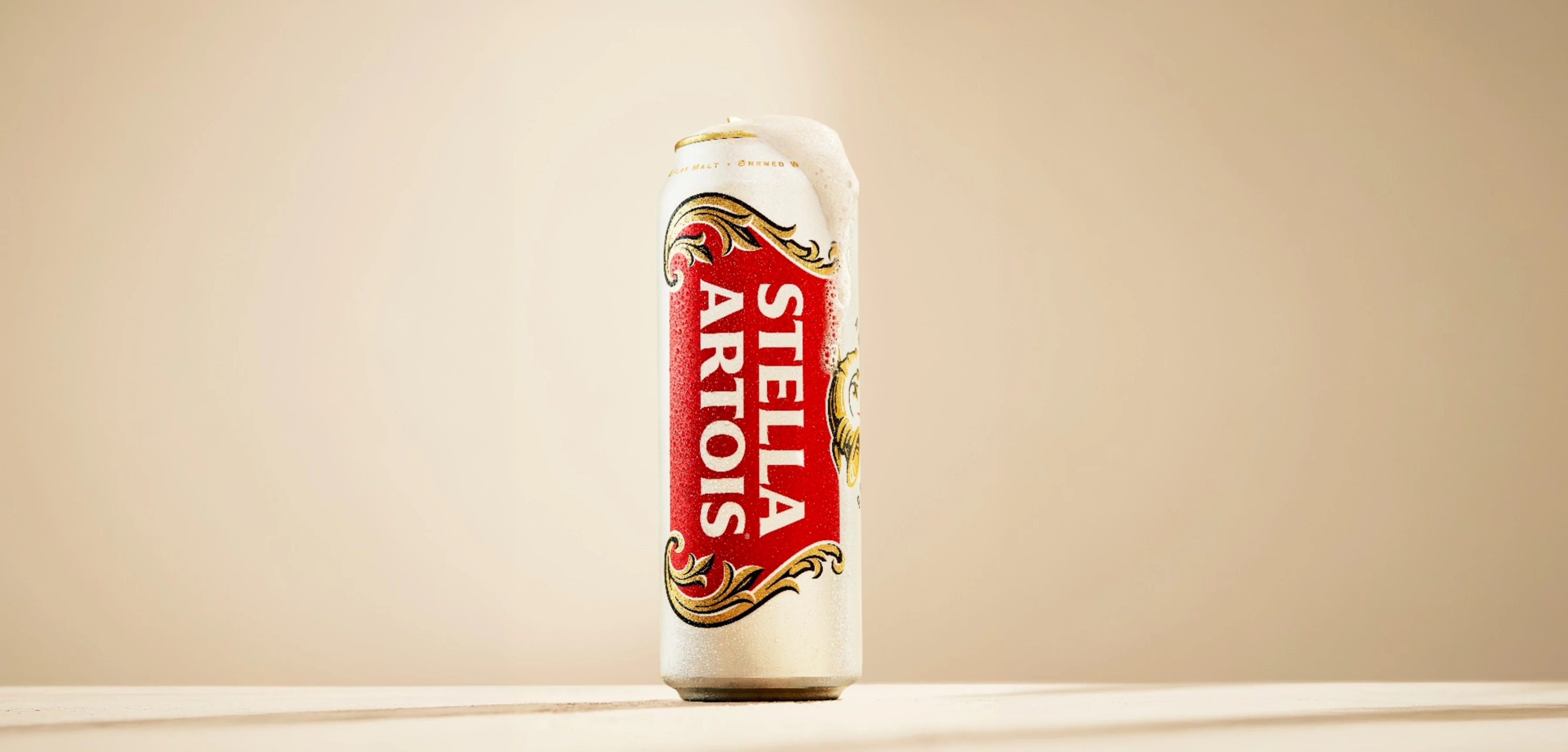 스텔라 아르투아 500ml 캔이 베이지 배경 위에 놓여 있는 키비주얼입니다.