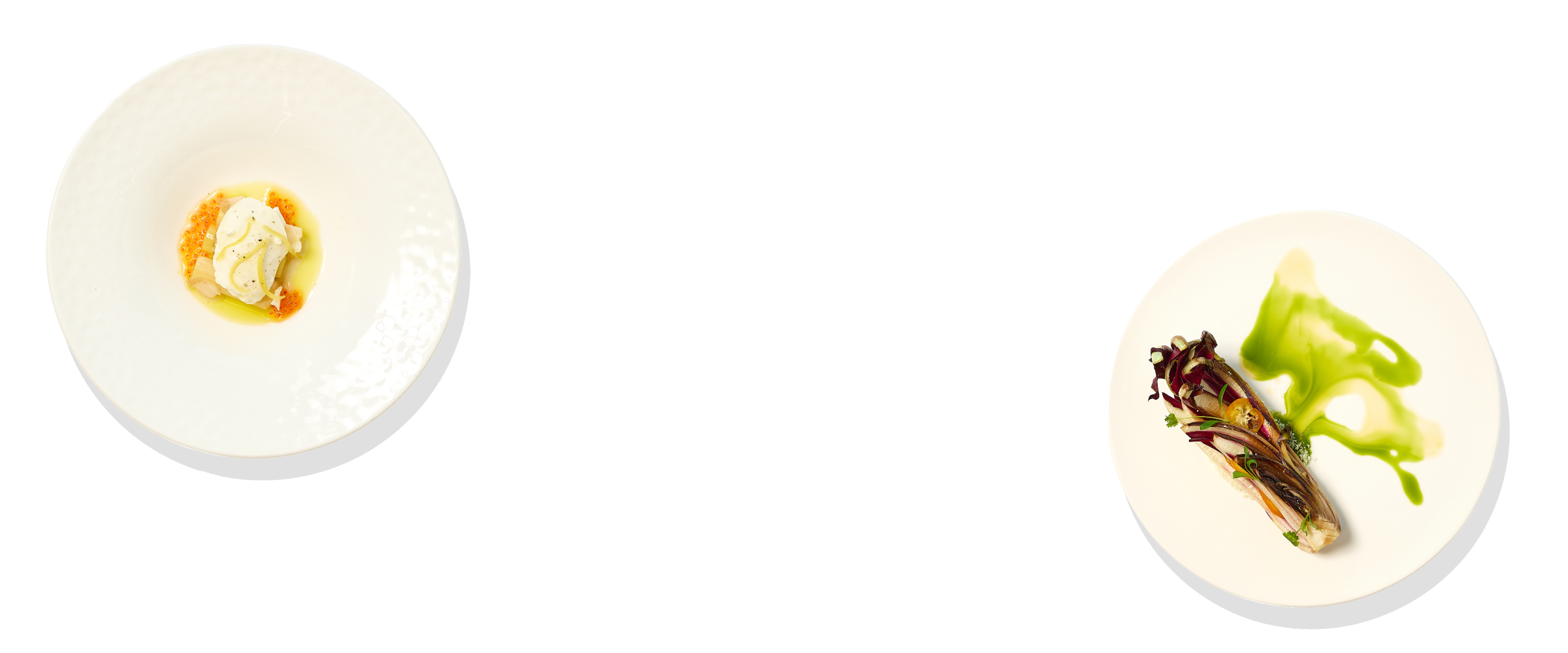 두 개의 접시에 각각 대파와 치즈, 타르디보와 치즈 메뉴가 예쁘게 플레이팅 되어 담겨 있습니다