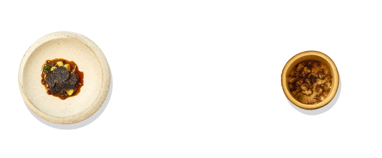 파스타 메뉴로 소꼬리와 피칸이 담긴 접시와, 까바델리와 감자가 담긴 접시가 있습니다