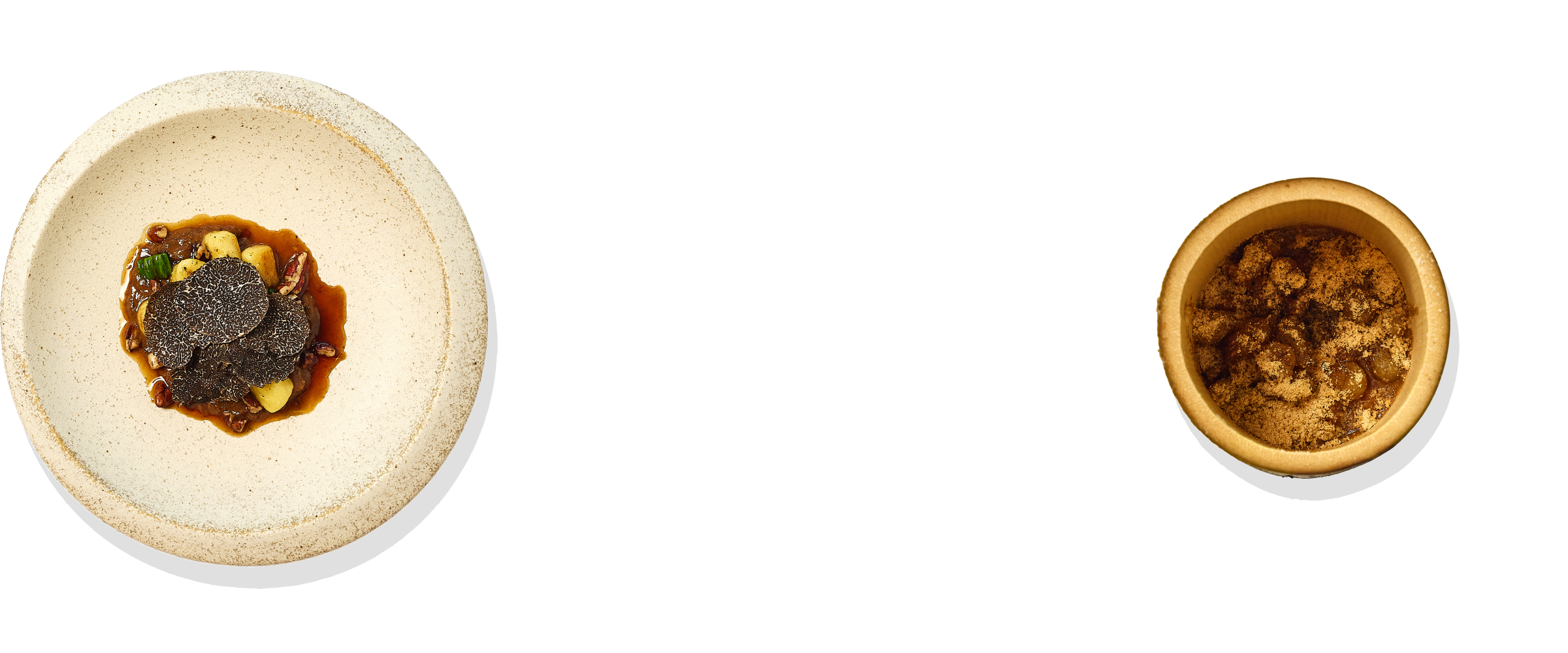 파스타 메뉴로 소꼬리와 피칸이 담긴 접시와, 까바델리와 감자가 담긴 접시가 있습니다