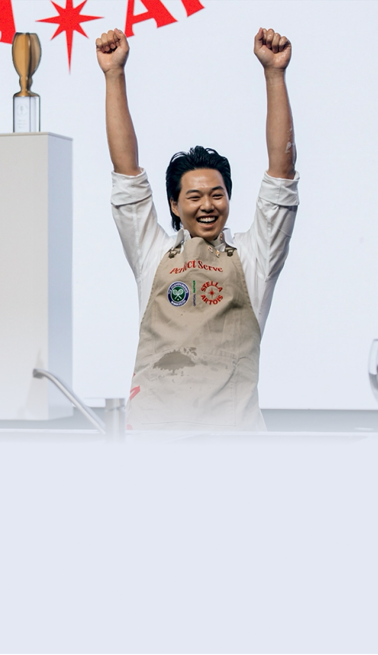 스텔라 아르투아 2025 퍼펙트 서브 어워즈에서 한국대표 조영준 드래프트 마스터가 우승후 승리 포즈를 취하고 있습니다.