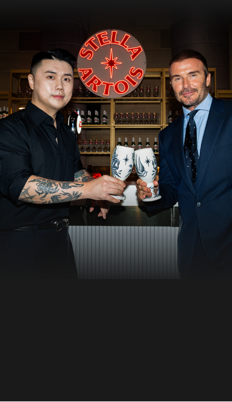 스텔라 아르투아 Let's Do Dinner 행사에서 권성준 쉐프와 데이비드 베컴 경이 스페셜 챌리스잔을 들고 건배를 하고 있습니다.